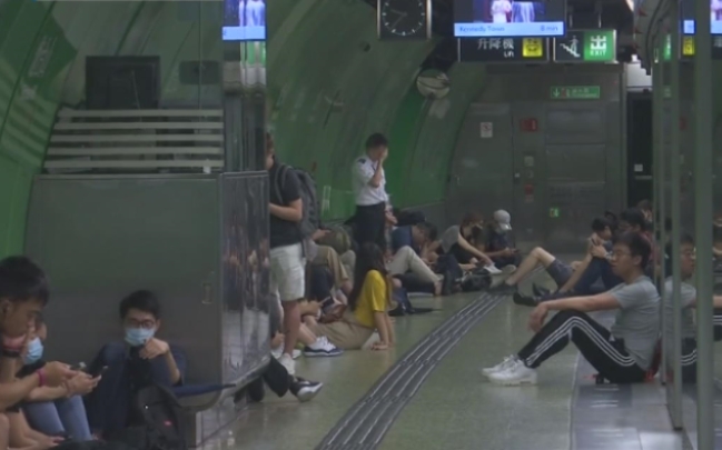 5일부터 단행된 총파업으로 발이 묶인 홍콩의 시민들이 지하철역 승강장에 허탈한 표정으로 앉아 있다. 