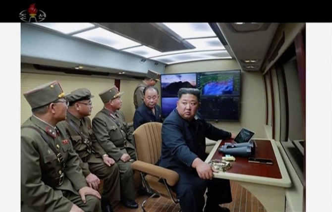 북한 김정은 국방위원장이 지난 1일 로켓발사 시험을 감독하고 있다. 사진=북한 국영 조선중앙방송 캡처