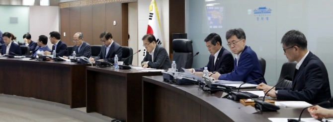 정의용 국가안보실장이 지난 2일 오전 청와대 국가위기관리센터에서 북한 발사체 관련 대응 회의를 주재하고 있다./뉴시스 
