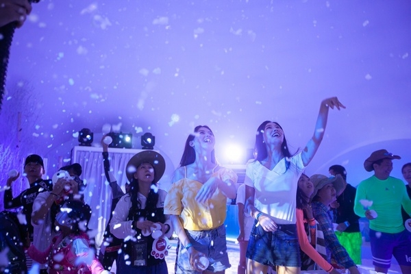 SK텔레콤의 부산 해운대 ‘5GX 이글루’에서 방문객들이 이글루 천장의 인터랙티브 월(Interactive wall)을 향해 눈을 던지며 단체 눈싸움을 하고 있다.(사진=SKT)