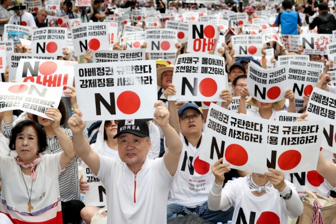 시민들이 3일 오후 서울 종로구 일본대사관 앞에서 역사왜곡·경제침략·평화위협 아베규탄 시민행동(아베규탄시민행동) 주최로 열린 ‘아베 규탄 3차 촛불문화제’에 참석해 손팻말을 들며 구호를 외치고 있다. 사진=뉴시스