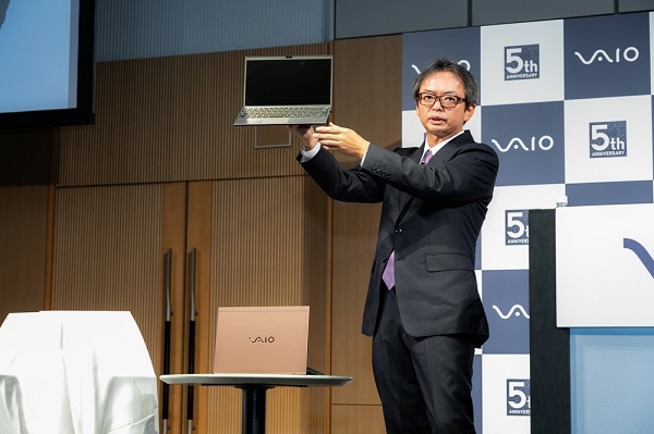 VAIO 하야시 카오루(林薫)집행임원이 설립 5주년 기념식에서 신제품 PC를 선보이고 있다.