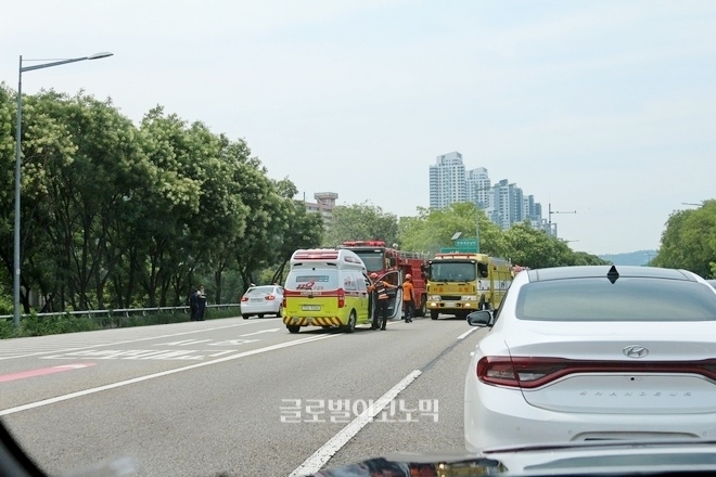 반포대교 300m 전방부터 차량이 밀리기 시작했다. 