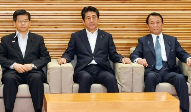 지난 2일 일본 도쿄에서 열린 각료회의에 참석한 아베 신조 총리(가운데)와 아소 다로 재무상(오른쪽). 사진=AP/뉴시스