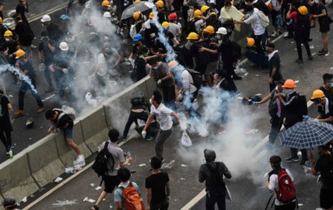 홍콩의 반정부시위가 갈수록 격렬해지고 있는 가운데 홍콩 사무판공실 양광(楊光) 대변인이 이를 ‘동란’으로 규정하고 무력투입의 가능성을 언급하고 나섰다.