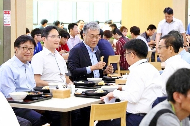 이재용 부회장은 구내 식당에서 삼계탕으로 점심을 하면서도 하반기 경영 정략 등을 임직원들과 논의했다. 사진=삼성전자