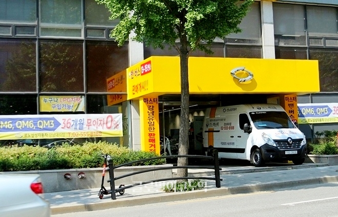 서울 강남대리점 등 르노삼성의 전국 대리점들은 이달 판매 조건을 내걸고 고객 몰이에 나섰다.