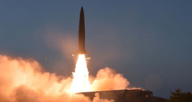 북한이 지난달 25일 신형전술유도무기 시험발사에 성공했다며 공개한 발사 장면 사진.사진=로이터