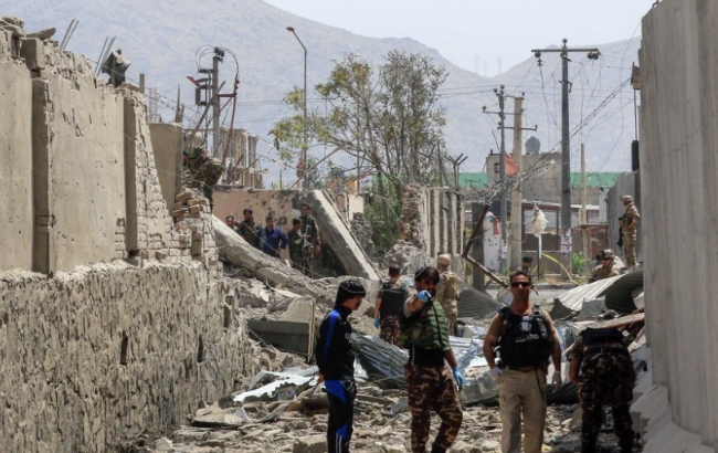 아프간 차량폭탄 테러 현장서 치안요원들이 조사를 하고 있다. 