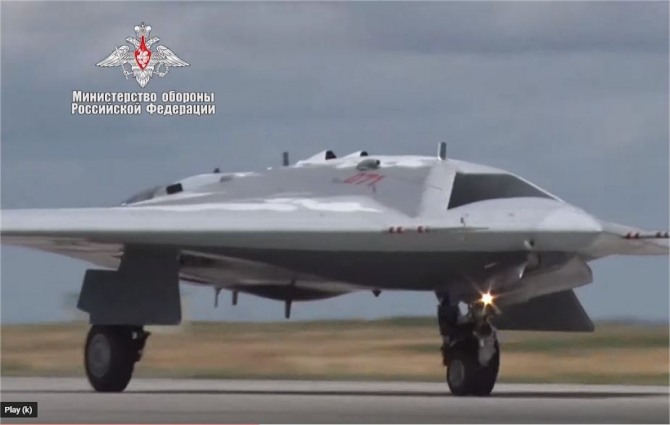 러시아군이 공개한 제트 드론 S-70 호크호트니크.사진=아미레카그니션닷컴