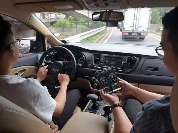 LG유플러스 직원이 강변북로에서 자동차로 이동하면서 5G 속도품질을 테스트하고 있다.(사진=LG유플러스)