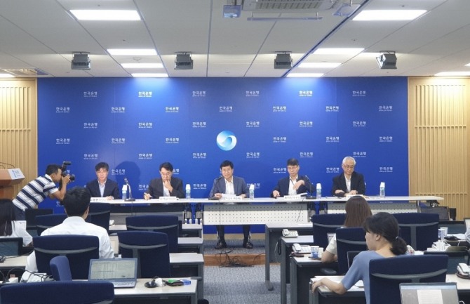 박종석 한국은행 부총재보(오른쪽에서 세번째)가 통화신용정책 보고서를 브리핑하고 있다. 사진=백상일 기자