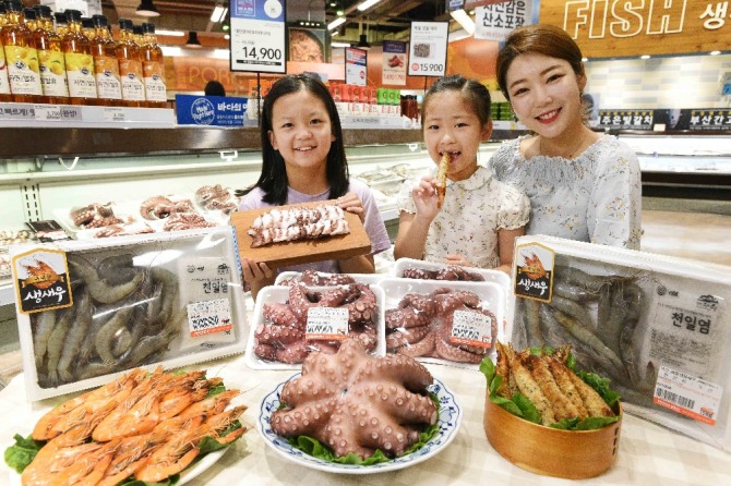 서울 등촌동 홈플러스 강서점에서 모델들이 ‘해산물 기획전’ 상품을 선보이고 있다. 사진=홈플러스