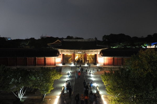 문화재청이 광복절을 맞아 조선의 궁궐과 종묘, 왕릉을 10일부터 무료 개방한다. 사진은 야간 개방한 창경궁의 모습. 사진=문화재청