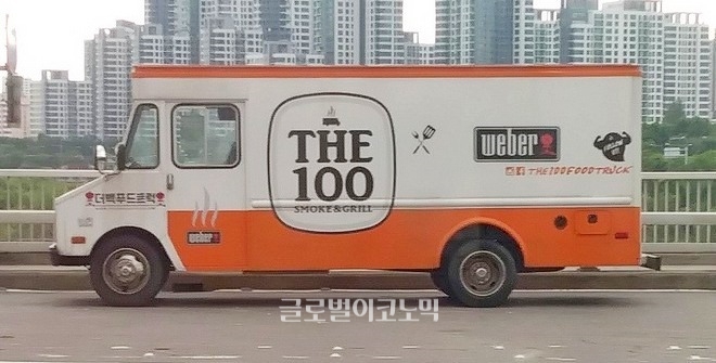 1톤 트럭을 개조한 푸드트럭이 서울 동작대교를 달리고 있다.