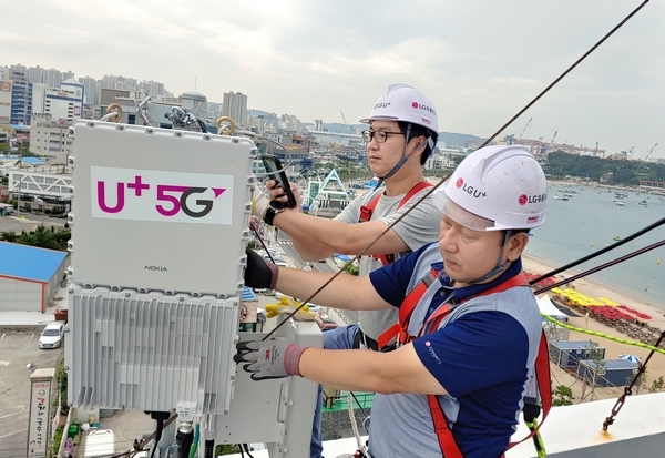 LG유플러스 직원들이 이달초 울산 일산해수욕장 내 5G 망 구축작업을 하고 있다. (사진=LG유플러스)