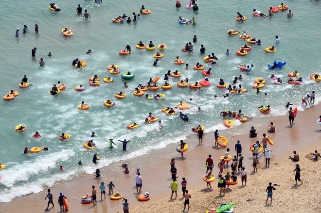 피서객들이 4일 오후 본격적인 여름 휴가를 맞아 부산 해운대해수욕장에서 물놀이를 즐기고 있다. 사진=뉴시스