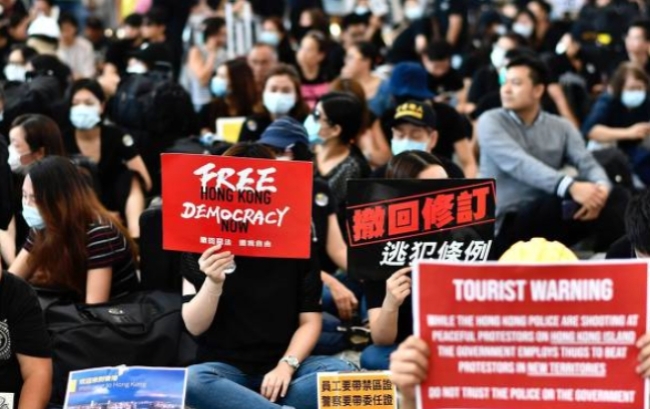 사진은 홍콩  항공사 직원들의 반정부시위 모습.