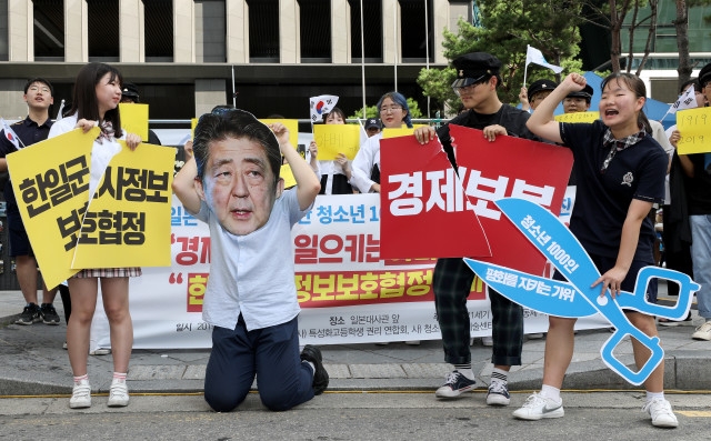 21세기 청소년공동체 희망 등 청소년 단체는 10일 오후 서울 종로구 일본대사관 앞에서 '아베 정부 규탄 청소년 1000인 선언문'을 발표하고 일본 정부를 향해 ▲경제보복 중단 ▲일본군 성노예제 피해자 및 강제징용 피해자에 사과를 요구하는 퍼포먼스를 진행했다./뉴시스