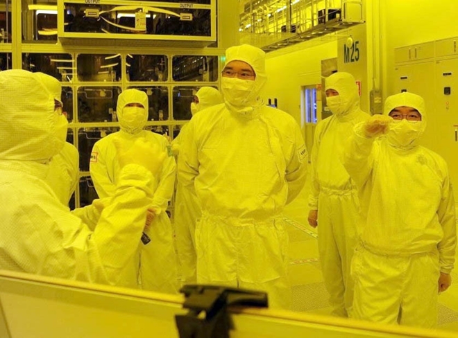 이재용 삼성전자 부회장(가운데)이 지난 6일 삼성전자 천안 사업장을 방문해 반도체 패키징 라인을 둘러보고 있다  사진=뉴시스