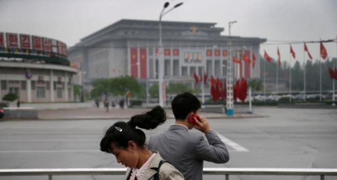 북한에서 애플 아이폰과 삼성폰이 인기가 높다는 스트래티지페이지 주장이 나왔다.사진=VOA/AP