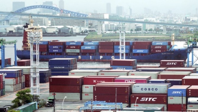 일본 오사카의 항구에 많은 컨테이너들이 쌓여있다. 사진=뉴시스