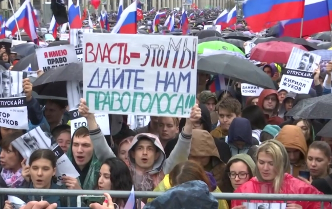 현지시간 10일 러시아 모스크바 중심부에서 '선거의 자유'를 요구하고 있는 시위 참가자들.