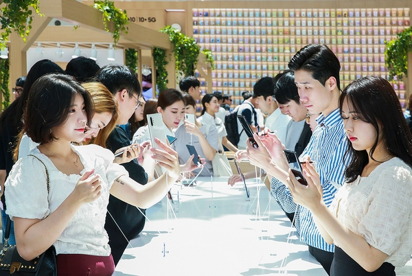 서울 영등포 타임스퀘어의 갤럭시 노트10 스튜기오에서 스마트폰을 체험하는 사람들로 북적이고 있다. (사진=삼성전자)