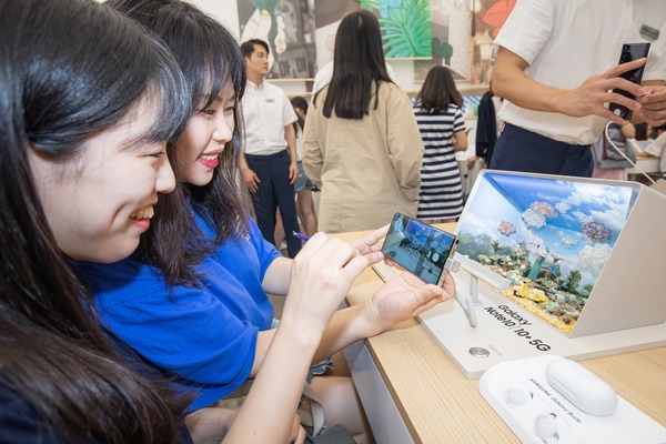 서울 종로구 익선동에 마련된 갤럭시스튜디오에서 고객들이 갤럭시노트10 기능을 체험하고 있다. (사진=삼성전자)