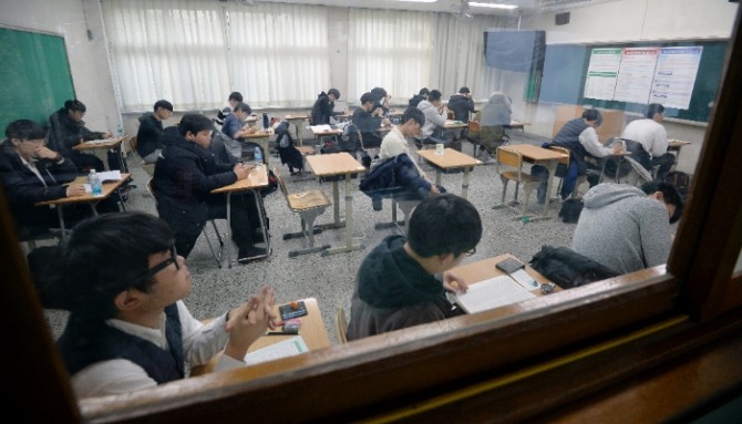 2019학년도 대학수학능력시험이 실시된 지난해 11월 15일 대구 수성구 경북고등학교에서 수험생들이 수능시험이 시작되기를 기다리고 있다.사진=뉴시스