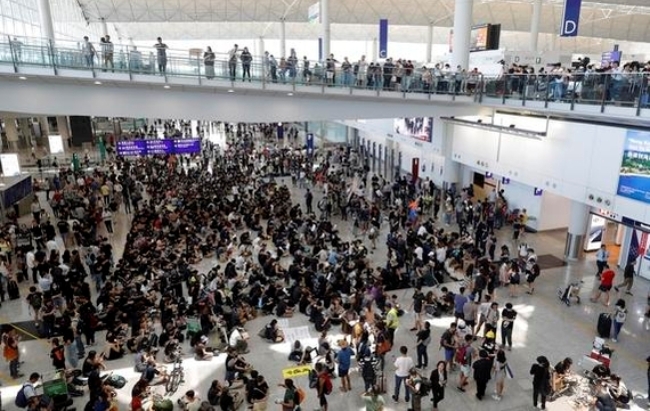 반정부시위대의 홍콩 국제공항점거로 12일 오후 5시부터 다음날 오전 9시까지 모든 항공편의 이착륙이 중단됐다.