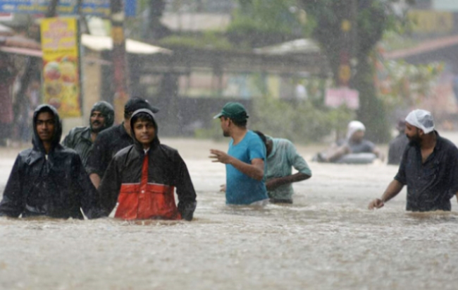 인도 남부와 서부에 몬순성 폭우로 홍수와 산사태가 나면서 11일 현재 150명 이상이 사망한 것으로 알려졌다.