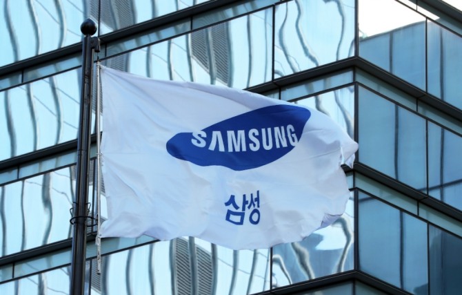 서울 강남구 삼성전자 서초사옥에 달린 삼성전자 깃발이 바람에 펄럭이고 있다. 사진=글로벌이코노믹DB