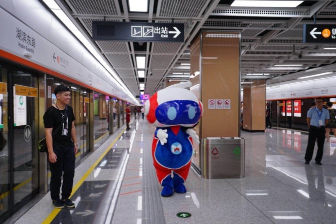 세계 최대의 지옥철로 알려진 중국 베이징시 지하철이 모바일을 통한 '캐시리스' 결제를 전격 도입해 한 단계 업그레이드된 지하철 서비스를 받게 됐다. 자료=시나닷컴