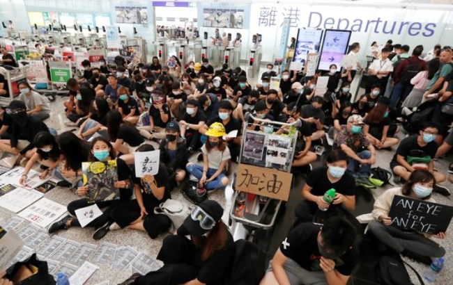 홍콩국제공항에 13일에도 반정부시위대가 집결 수하물검색대 앞을 점거 또 다시 300여 편이 결항되며 '항공대란'이 발생하고 있다.
