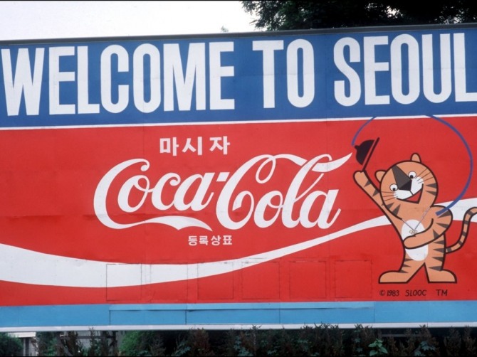 코카콜라가 전 서계의 이색적인 '코카콜라 광고'를 소개했다. 1986년 한국에 설치된 코카콜라 광고. 사진=비즈니스 인사이더