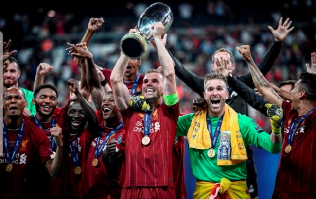 리버풀 선수들이 UEFA 슈퍼컵 우승 트로피를 들고 기뻐하고 있다.