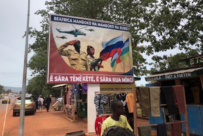 캡션: “중앙아프리카공화국은 러시아와 손을 잡고있다… 말은 적게, 일은 열심히”라는 러시아의 선전 포스터들이 거리 곳곳에 붙어있다.  
