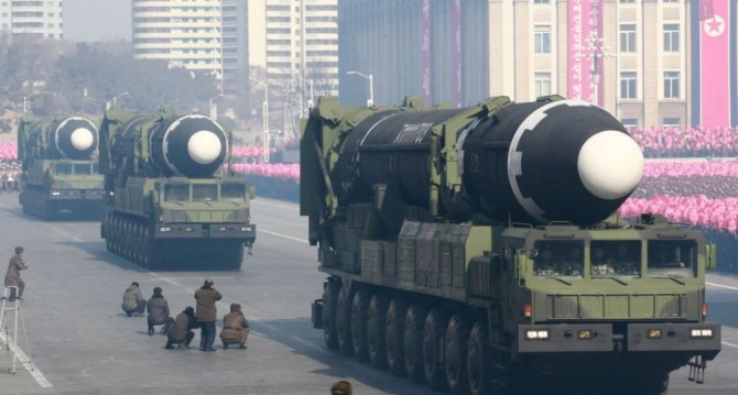 핵탄두 탑재가 가능한 북한의 대륙간탄도탄(ICBM)급 미사일인 화성-15형이 지난해 2월 북한 평양에서 열린 인민군 창설 70주년 열병식에서 지나가고 있다. 사진=조선중앙통신