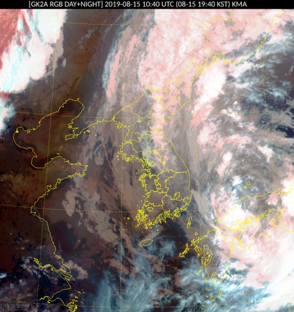 태풍 크로사가 일본을 지나가고 있는 가운데 1일 17시 40분 위성에서 촬영한 영상(사진=기상청)
