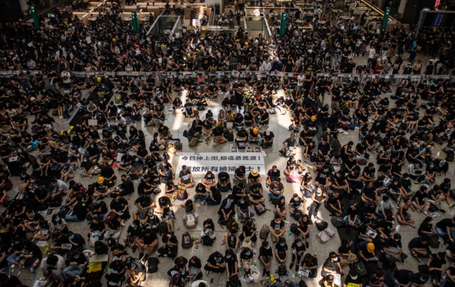 홍콩정부가 15일 반정부시위가 격화되면서 공항까지 점거되는 사태가 나오자 이를 회유하기 위해 2조3,000억 원 규모의 선심성 정책을 발표했다.