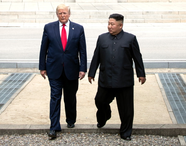 도널드 트럼프 미국 대통령과 북한 김정은 국무위원장이 지난 6월 30일 오후 판문점 군사분계선에서 만나 함께 북측으로 넘어갔다가 남측으로 돌아오고 있다./연합뉴스