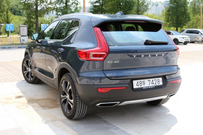 XC40 측면 디자인은 군더더기 없이 매끄럽고 후미등은 아래부분이 바깥쪽으로 꺽여 XC90, XC60과는 다르다. 사진=글로벌이코노믹 정수남 기자