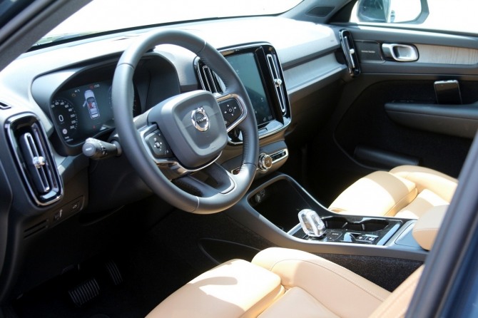 XC40의 인테리어 역시 90, 60과 마찬가지로 화려하다. 그러나  두 차량과 다른 점은 단순화 되면서 절제미가 강조됐다는 것이다. 사진=글로벌이코노믹 정수남 기자