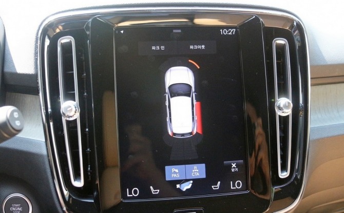 XC40 대형 모니터에는 차량과 차량 주변 각종 정보가 투영된다. XC40이 오른 뒤쪽에서 미확인 물체를 확인하자 모니터에 빨간색으로 운전자 주의를 당부하고 있다. 사진=글로벌이코노믹 정수남 기자