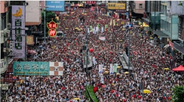 홍콩정부가 홍콩 반정부 시위의 장기화로 우려되는 경기침체르 막기위한 부양책을 내놓았다. 사진은 홍콩 시위대 모습. 
