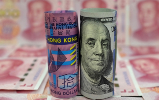 홍콩 반정부시위 참여자들이 '홍콩달러 인출 미국달러 교환 운동'을 16일부터 개시하면서 중국과 홍콩정부를 압박하고 있다.