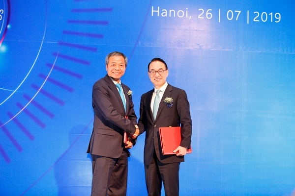 베트남 하노이에서 지난달 26일 삼성SDS 홍원표 대표이사 사장(오른쪽)과 CMC 응우엔 쭝 찡 대표이사 회장(왼쪽)이 전략적 투자 계약 체결 후 악수하고 있다. (사진=삼성SDS)
