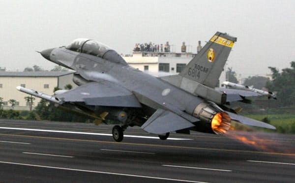 대만 F-16 전투기가 고속도로 이착륙 훈련 중 이륙하고 있다. 사진=로이터