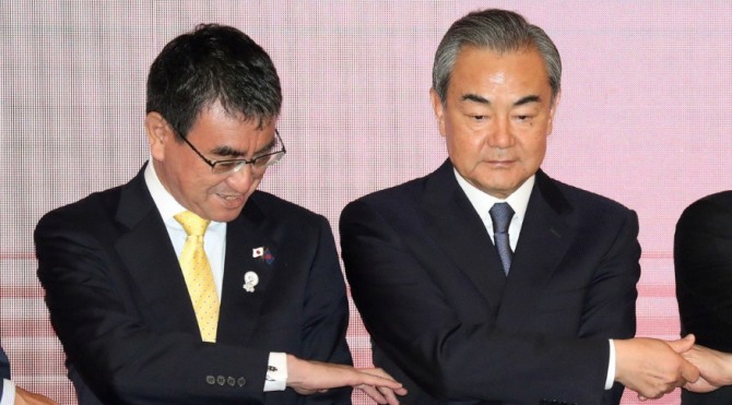 왕이 중국 외교부 장관(오른쪽)과 고노 다로 일본 외무성 장관이 다음주 베이징에서 열리는 한중일 3개국 외무장관 회담에서 한일 긴장을 완화시키는 결과를 내놓을지 주목된다. 사진=로이터/뉴스1